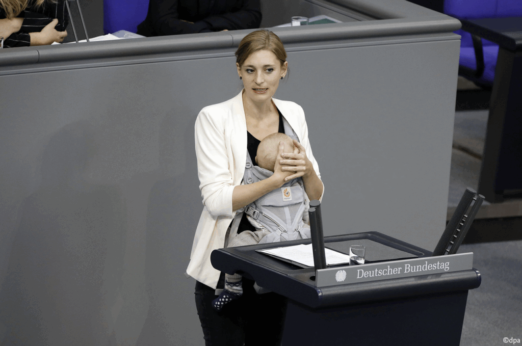 posłanka z dzieckiem w nosidle