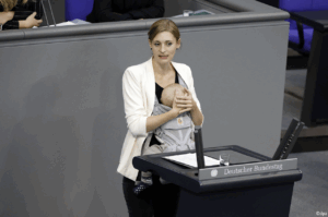 posłanka z dzieckiem w nosidle