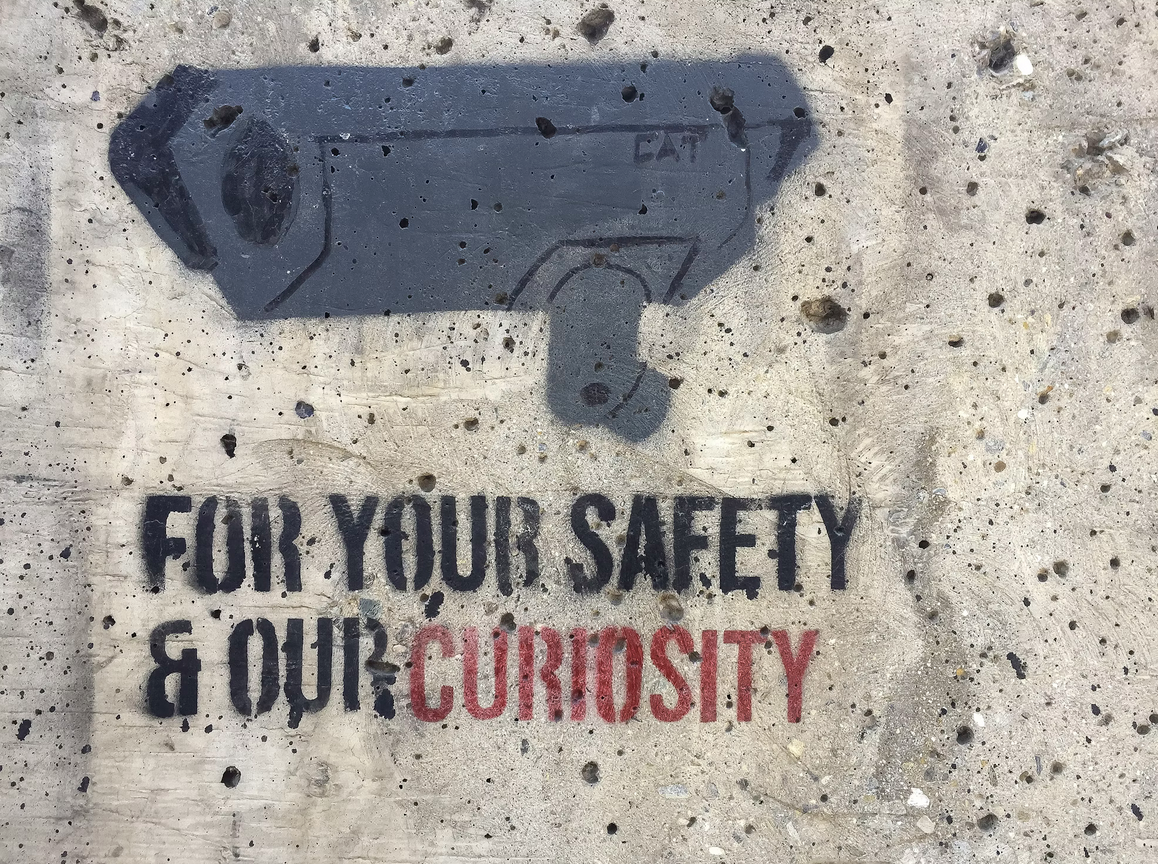 szablon z kamerą monitoringu odbity na murze