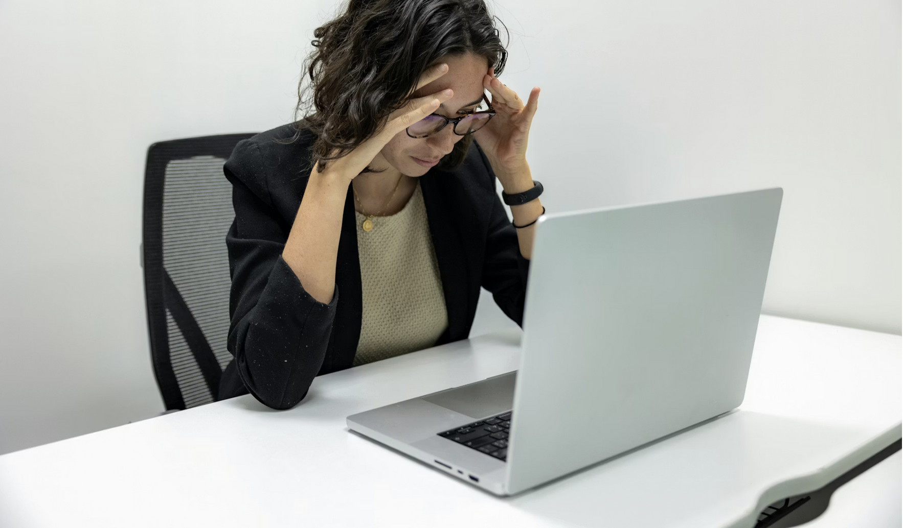 zestresowana kobieta przed komputerem