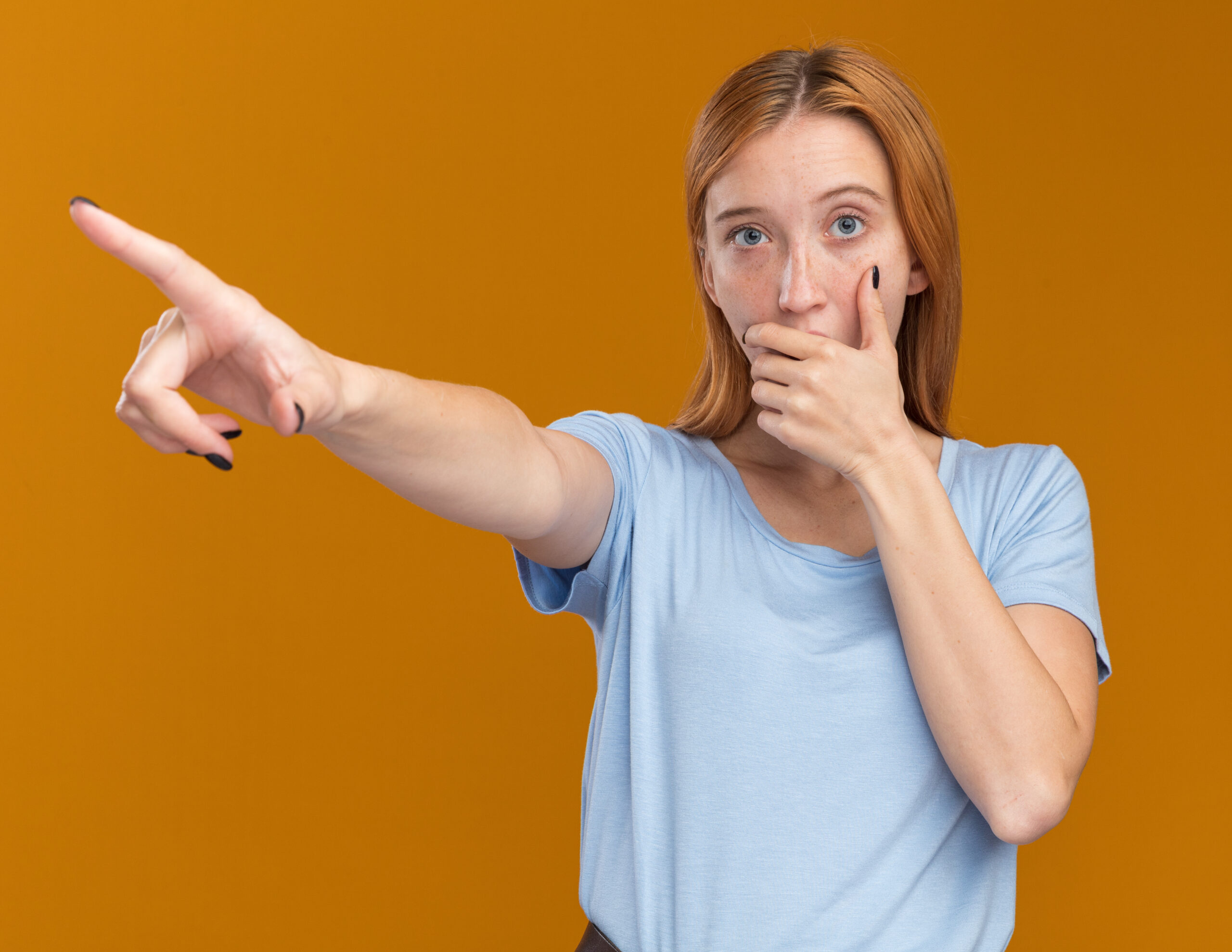 Kobieta zasłaniająca twarz i wytykająca palcem (w domyśle: inną kobietę)