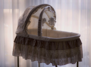 kołyska lub łóżeczko dla noworodka, w stonowanych barwach