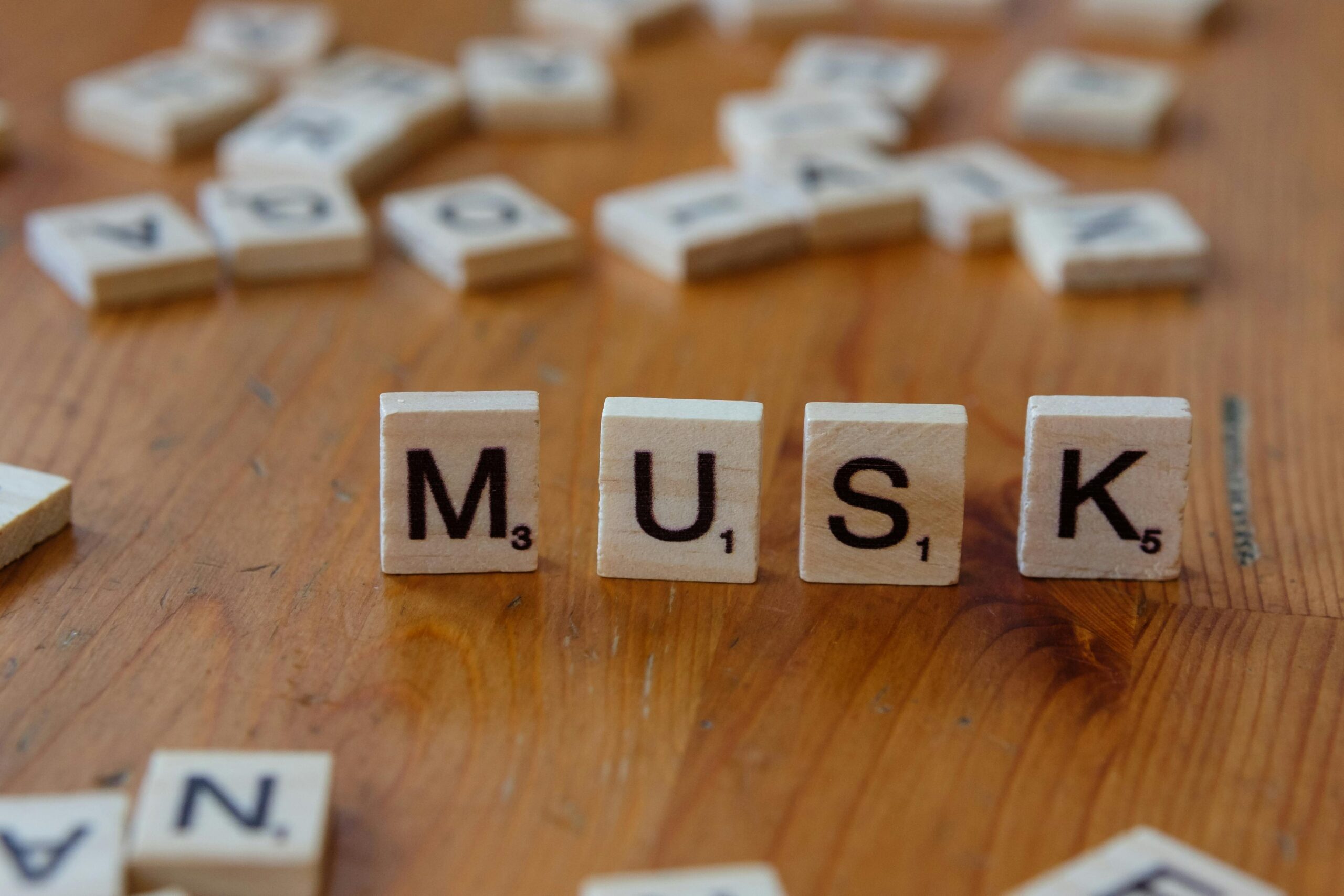 napis Musk, z literek Scrabble