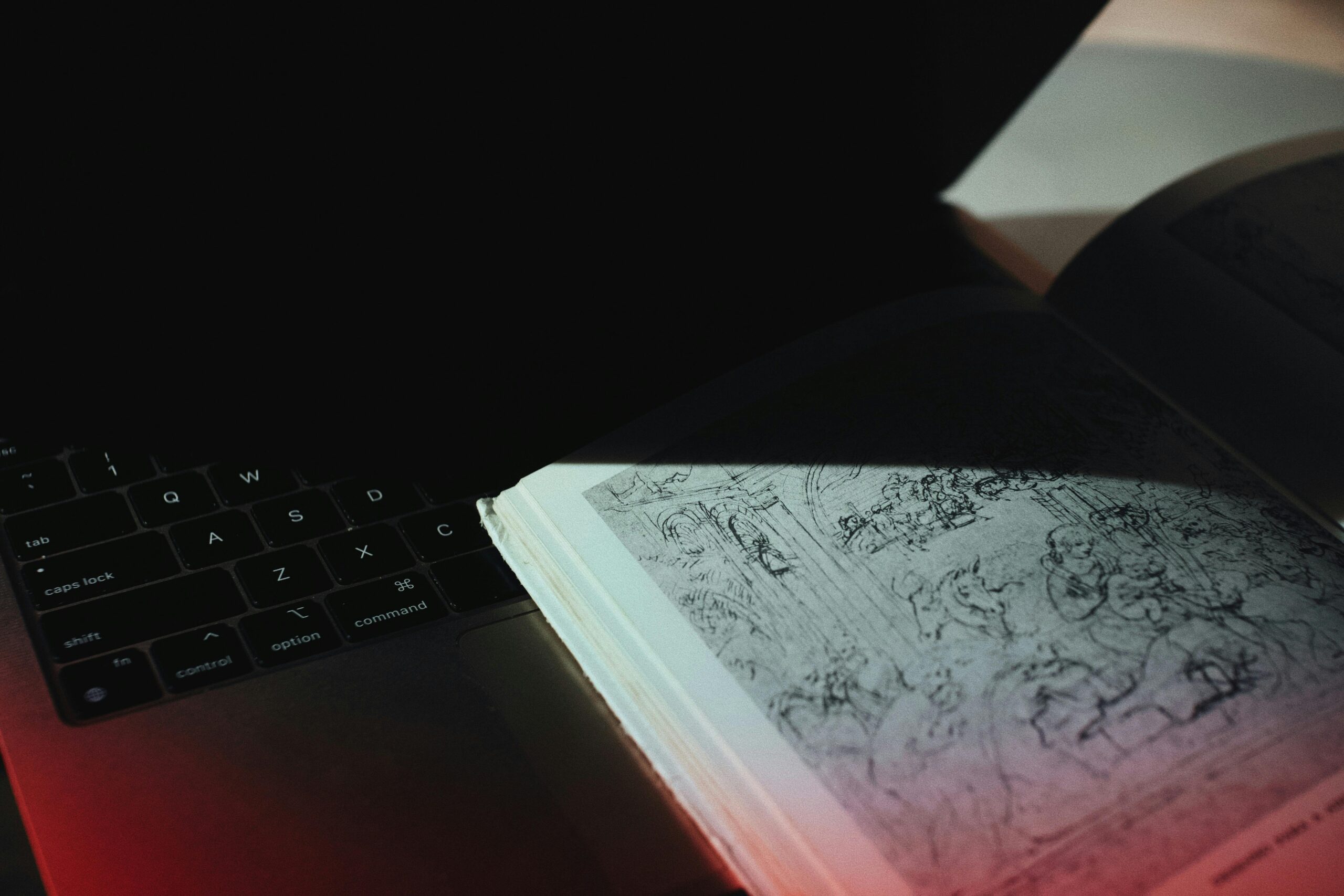 książką nad laptopem