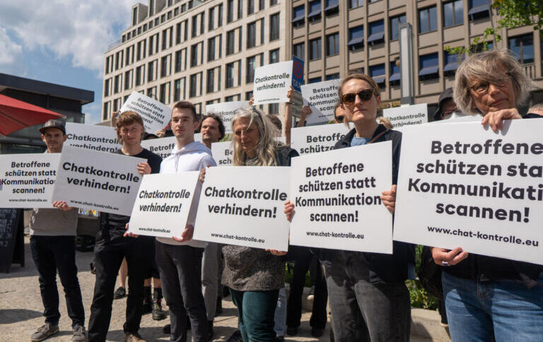 protest przeciwko kontroli czatu