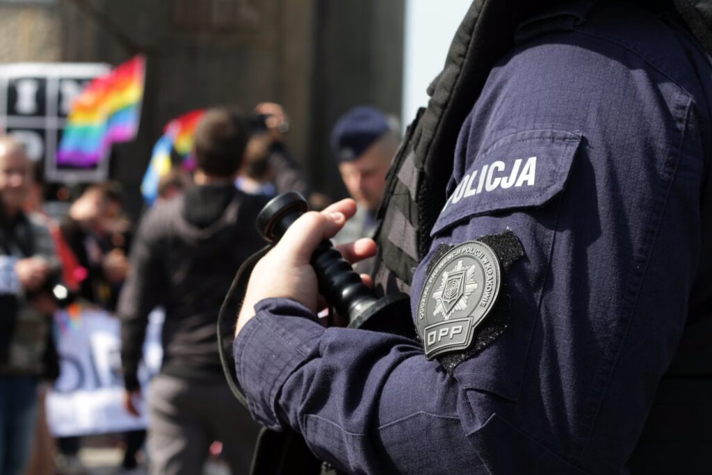 fragment policjanta pilnującego manifestacji