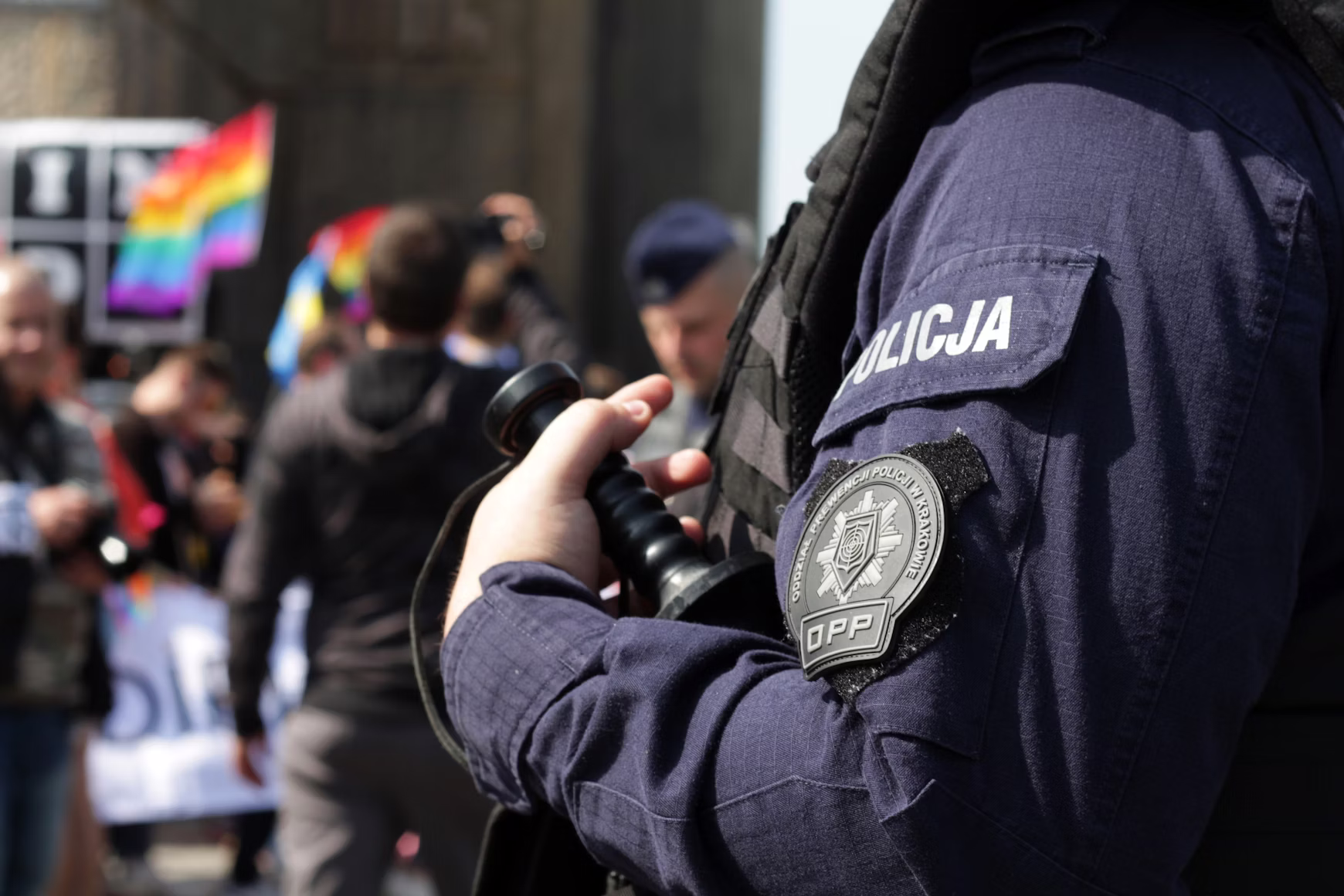 fragment policjanta pilnującego manifestacji