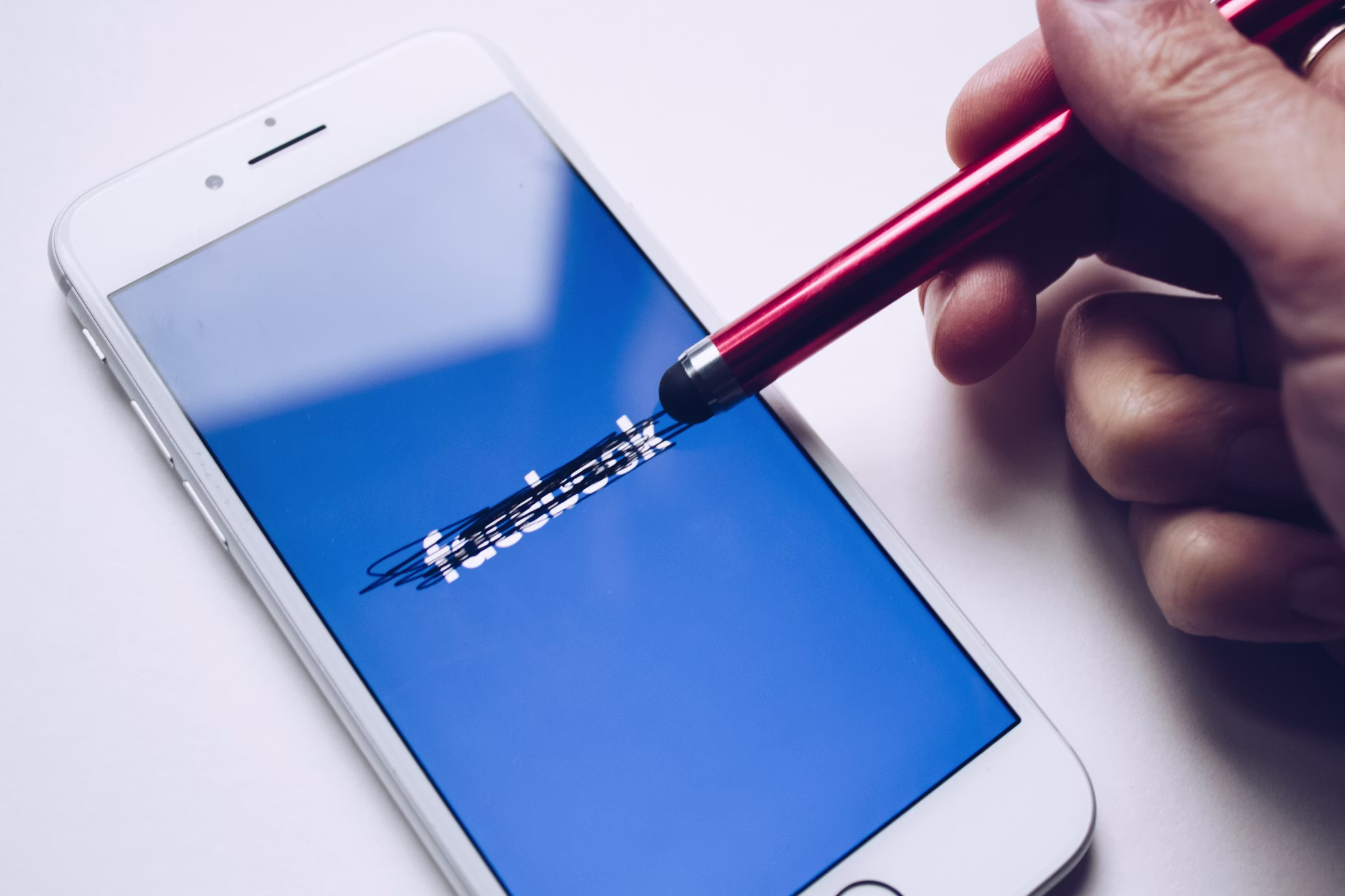 smartfon z facebookiem, ktoś zamazał napis "facebook"
