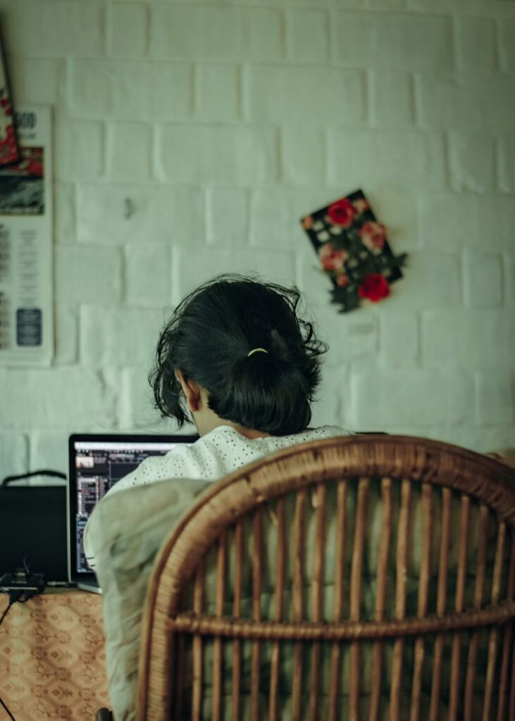 Kobieta na home office przed komputerem