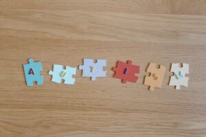 kolorowe puzzle z napisem "autyzm"