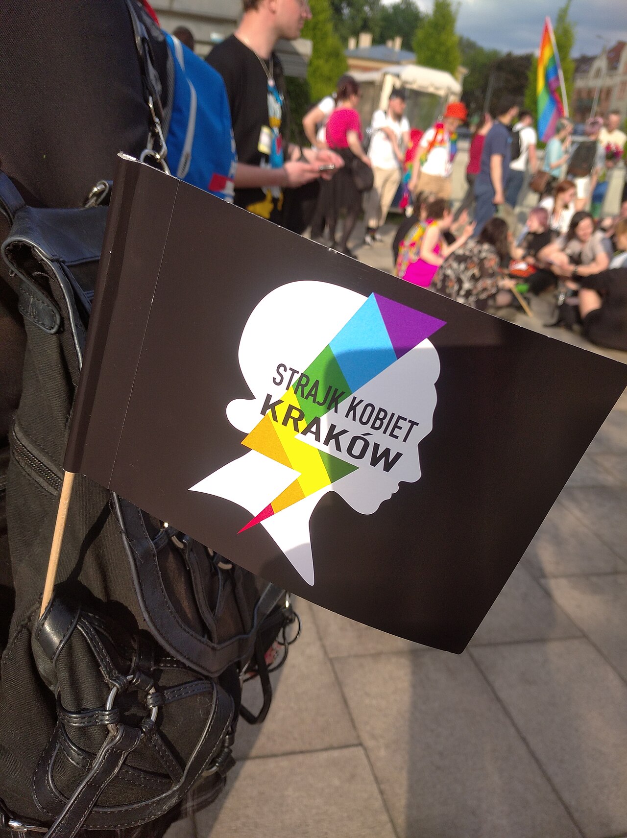 Chorągiewka z logiem Strajku Kobiet niesiona na marszu równości w Krakowie (2022)