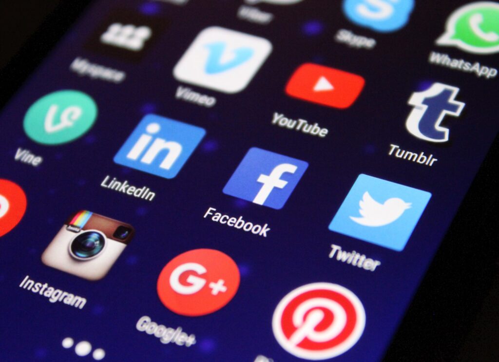 fragment ekranu z ikonami różnych aplikacji: fb, linkedin, twitter