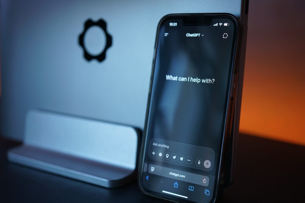 smartfon z chatem gpt pytającym "what can I help you?"