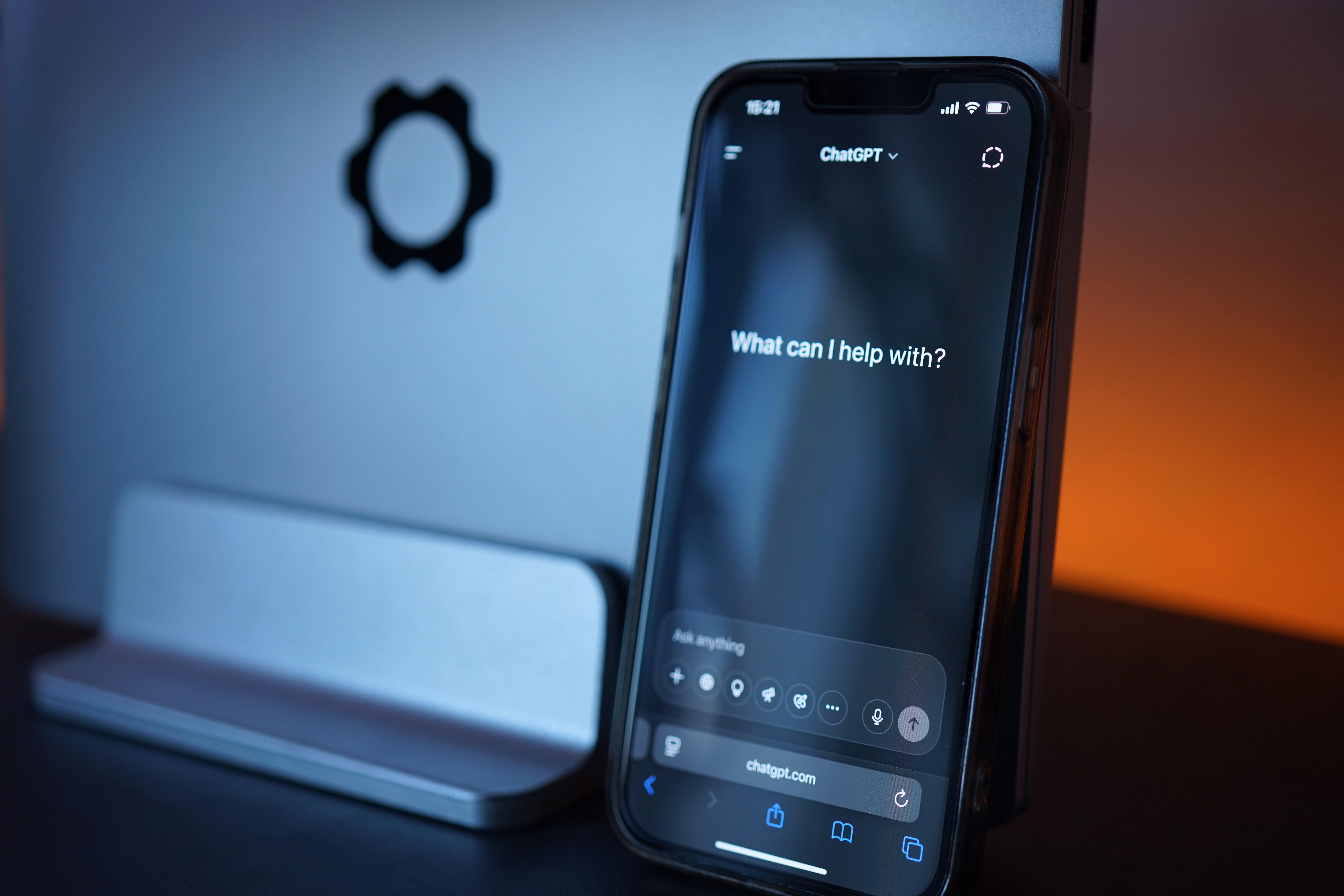 smartfon z chatem gpt pytającym "what can I help you?"