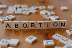 napis "ABORTION" z drewniach klocków scrabble